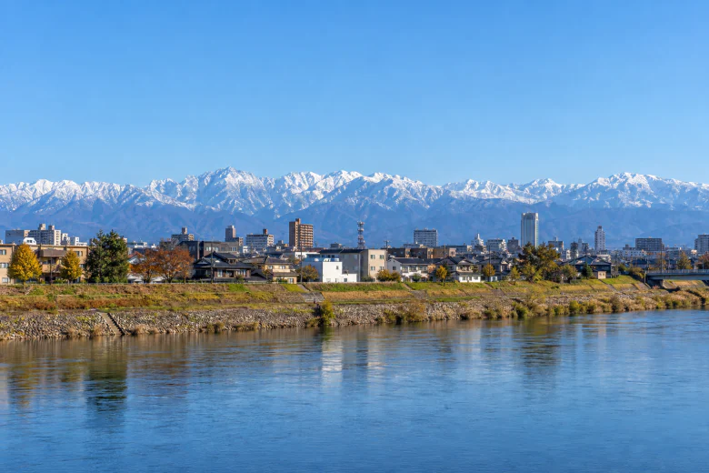 富山市の街並みと立山連峰