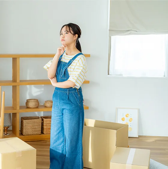 引っ越し先で考える女性