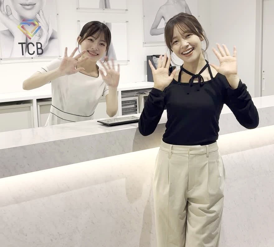 受付で手を振って帰る女性とスタッフ