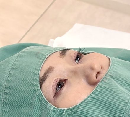 施術用の布をかけて横になる様子