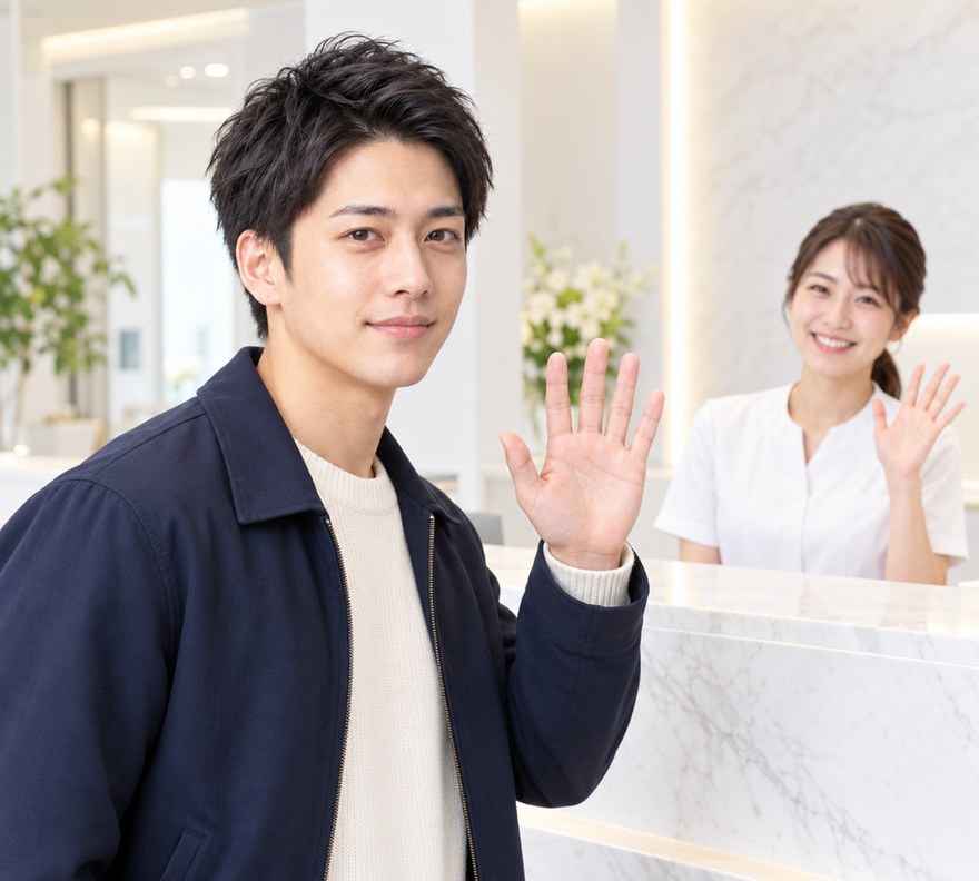 受付で手を振って帰る男性とスタッフ（イメージ）