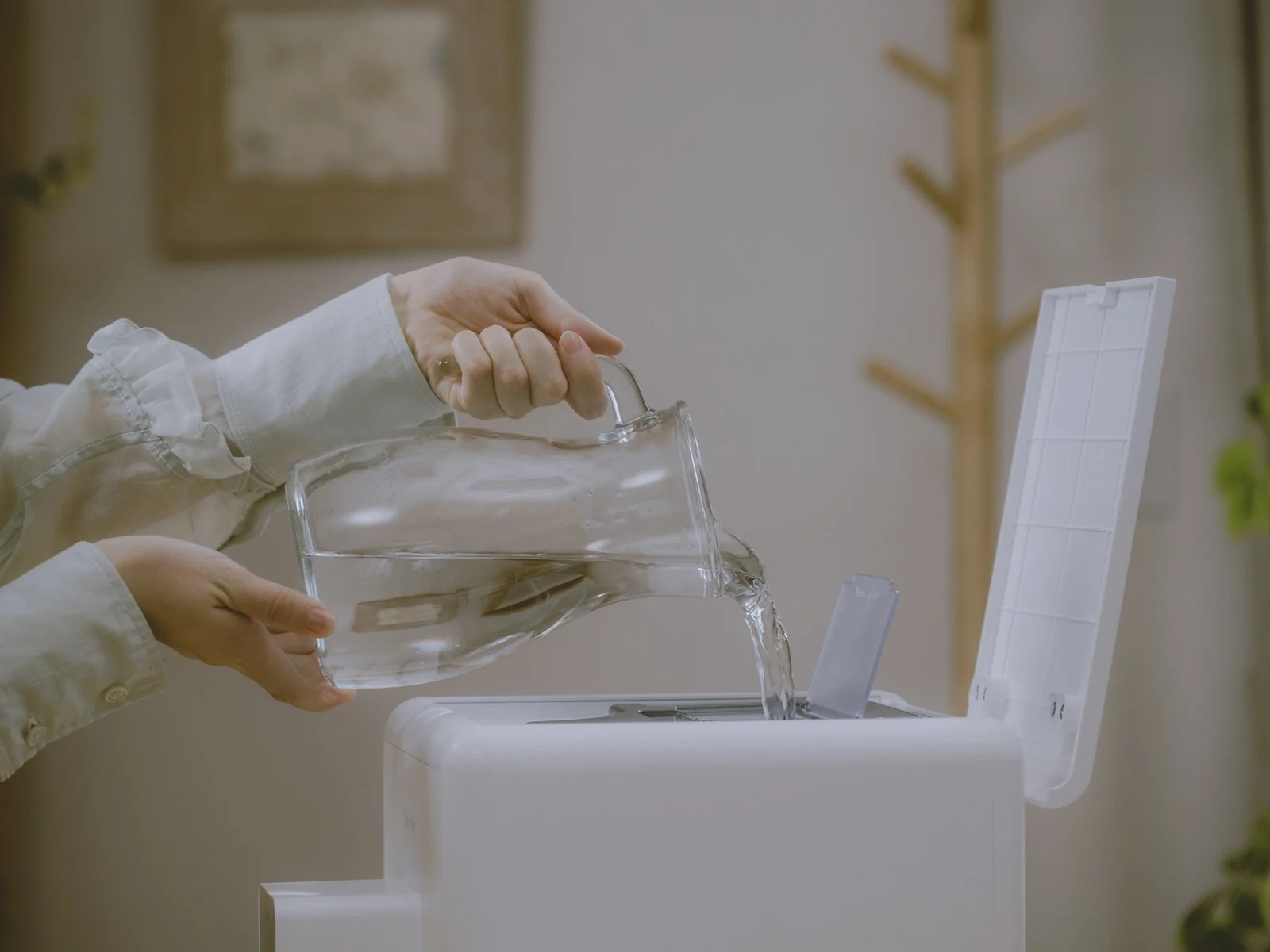 給水タンクにお水を入れているところ